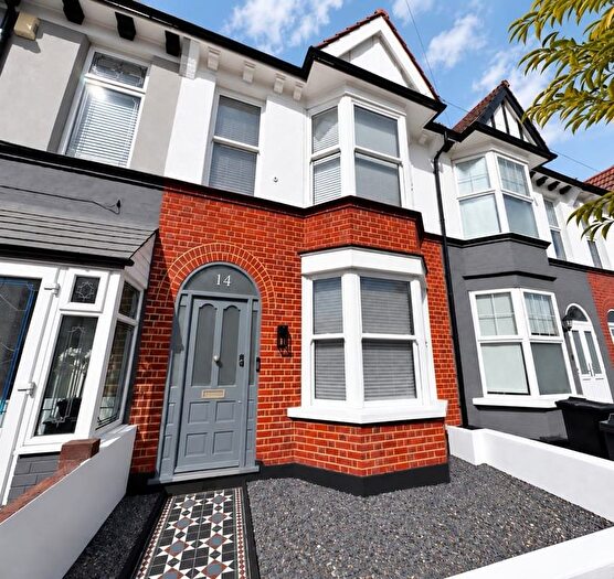 3 Bedroom Terraced House For Sale In Waverley Road, South Woodford, E18