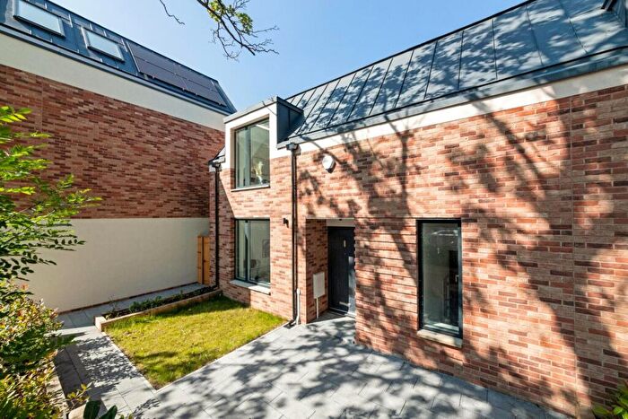 3 Bedroom House For Sale In Hermitage Place, SE19