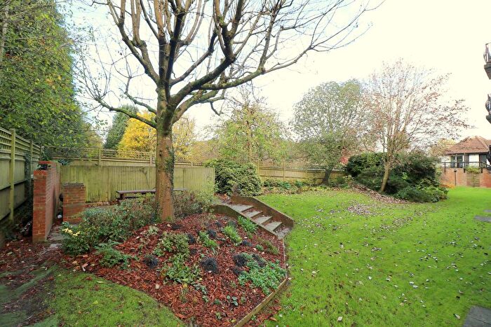 1 Bedroom Flat For Sale In Great Heathmead, Haywards Heath, RH16