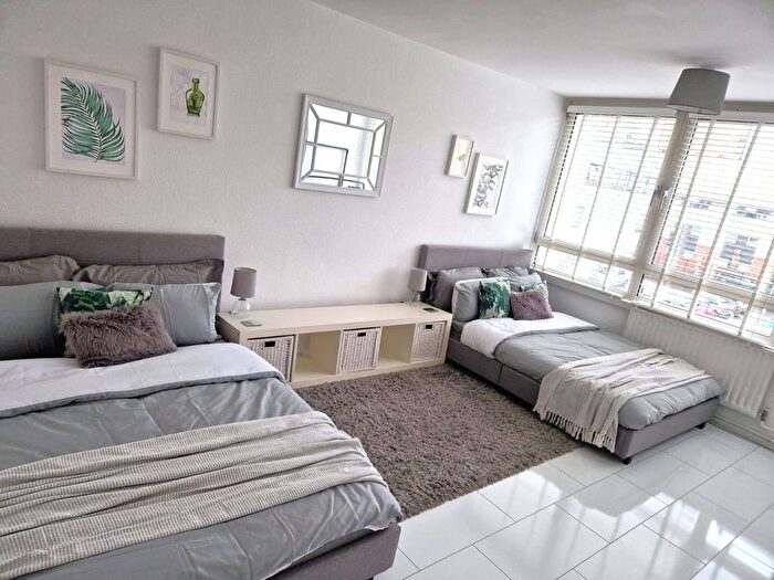 4 Bedroom Maisonette For Sale In The Quarterdeck, London, E14