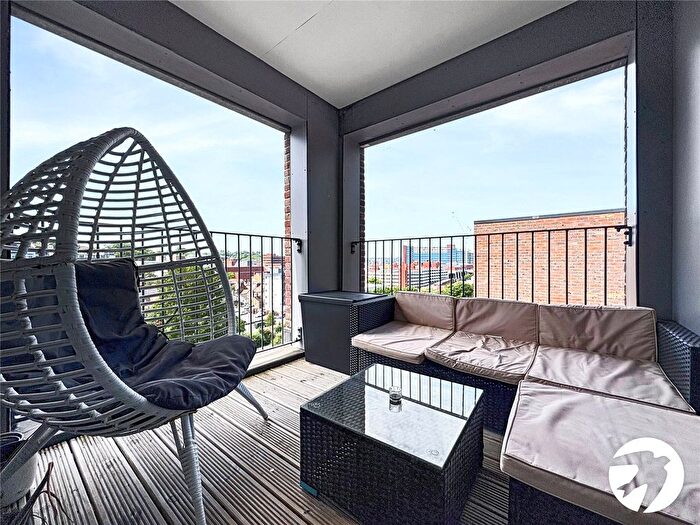 2 Bedroom Flat To Rent In Cross Street, Chatham, Kent, ME4