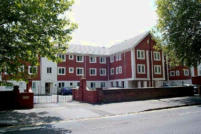 2 Bedroom Flat To Rent In Shelley Court, Reading, RG1
