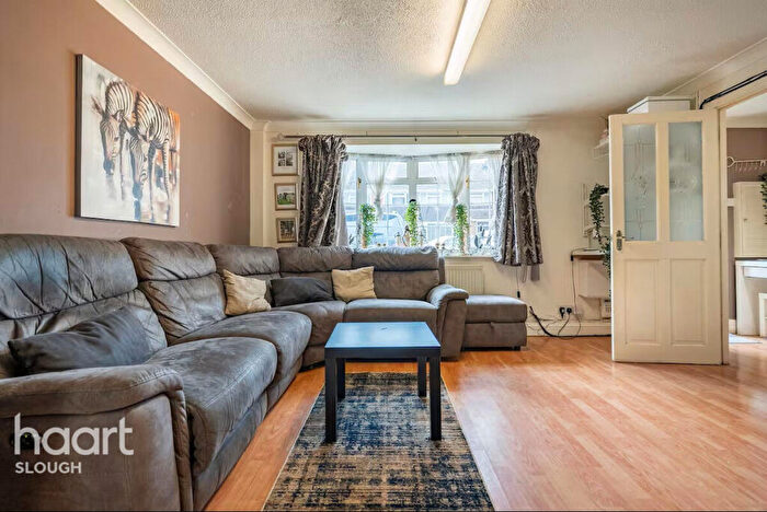 3 Bedroom Semi Detached House To Rent In Talbot Avenue, Slough, SL3