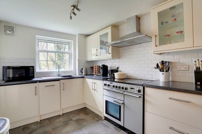 2 Bedroom Apartment To Rent In Leigh Hunt Drive, Southgate, N14