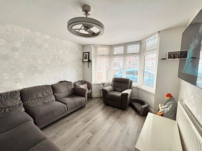 6 Bedroom Semi-detached House For Sale In Saville Street, Leicester, LE5