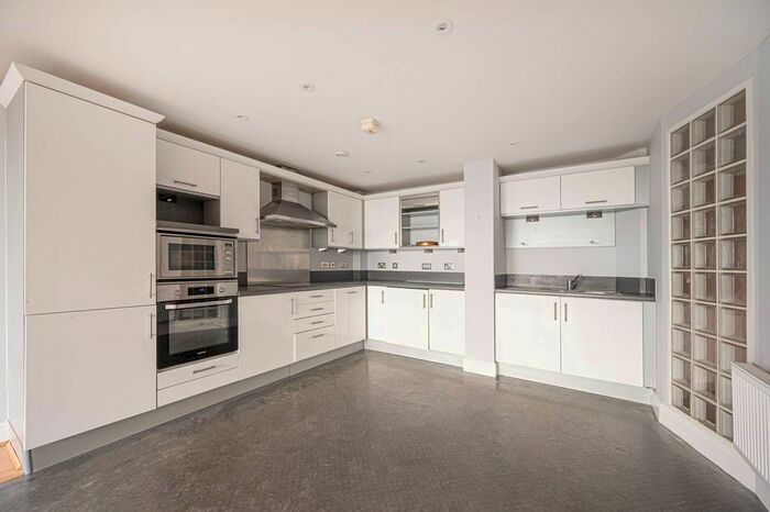 2 Bedroom Flat To Rent In Kingsway, North Finchley, London, N12