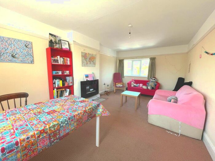 2 Bedroom Flat To Rent In Chesterton Lane, GL7