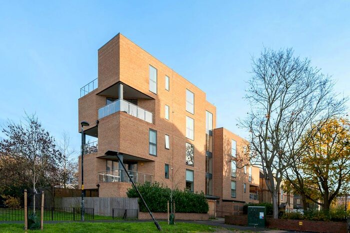2 Bedroom Flat For Sale In Maple Court, Elephant And Castle, London, SE17