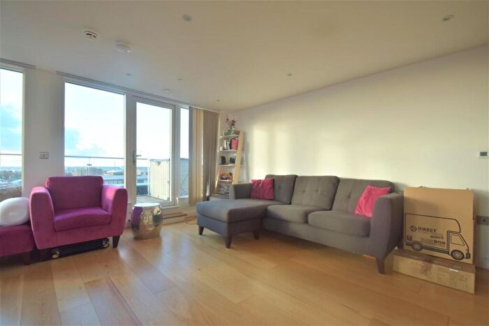 2 Bedroom Apartment To Rent In Lexington Apartments, Railway Terrace, Slough, SL2