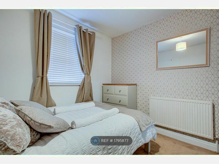 3 Bedroom Flat To Rent In Balmoral Road, Gillingham, ME7