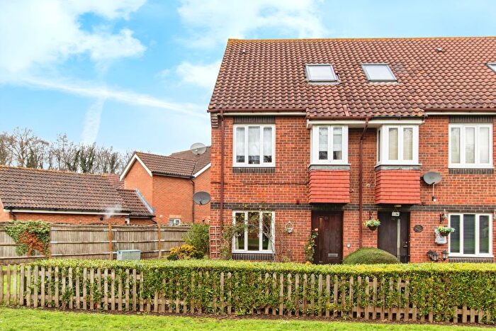1 Bedroom Flat For Sale In Heatherbank Close, Crayford, Dartford, DA1