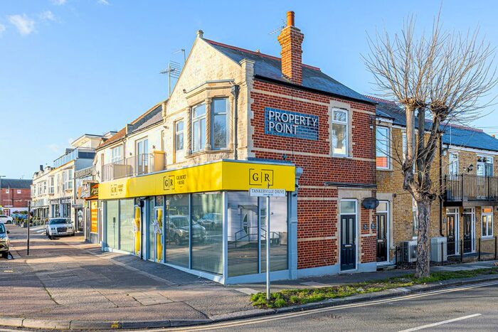 2 Bedroom Flat To Rent In Tankerville Drive, Leigh-On-Sea SS9