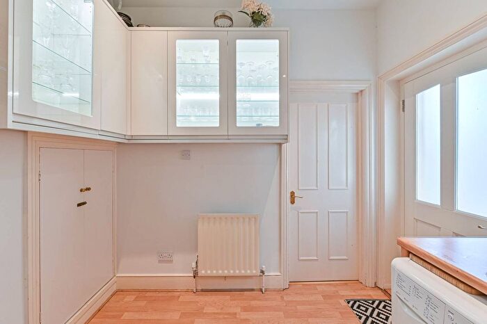 2 Bedroom Flat For Sale In Bavent Road, Camberwell, London, SE5