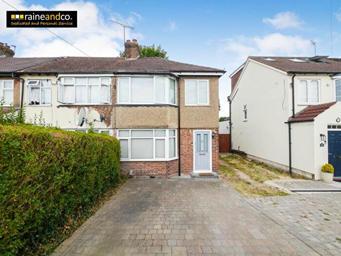 3 Bedroom End Of Terrace House For Sale In Broad Acres, Hatfield, AL10