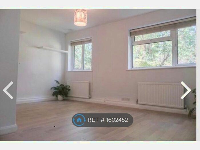 2 Bedroom Flat To Rent In Ridge Court, Southwark, London, SE22