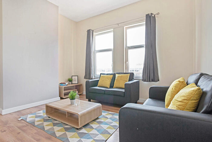 4 Bedroom Flat To Rent In Burley Road, Leeds, LS3