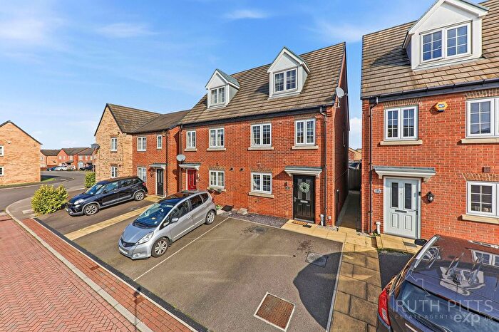 3 Bedroom Semi Detached House For Sale In Lidgett Green, Featherstone, WF7