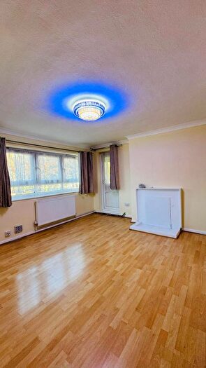 3 Bedroom Flat To Rent In Lonsdale Close, London, E6