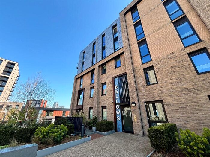 2 Bedroom Flat To Rent In Lockside Lane, Salford, M5