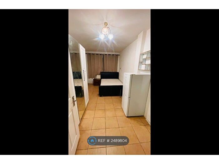 Studio To Rent In Darris Close, Hayes, UB4