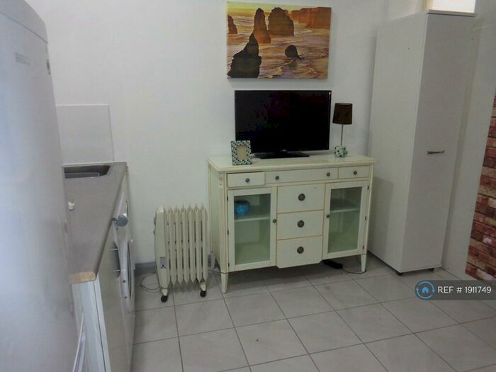 Studio To Rent In Waterloo Road, Stoke, ST6