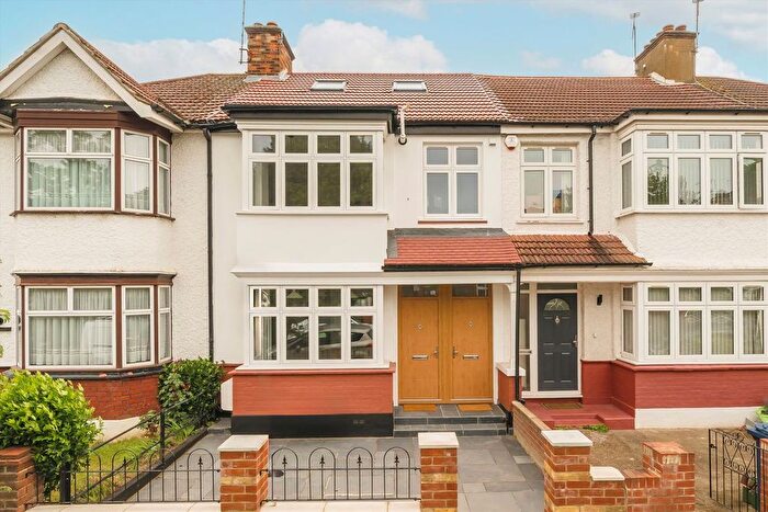 2 Bedroom Flat For Sale In Croft Gardens, Hanwell, W7