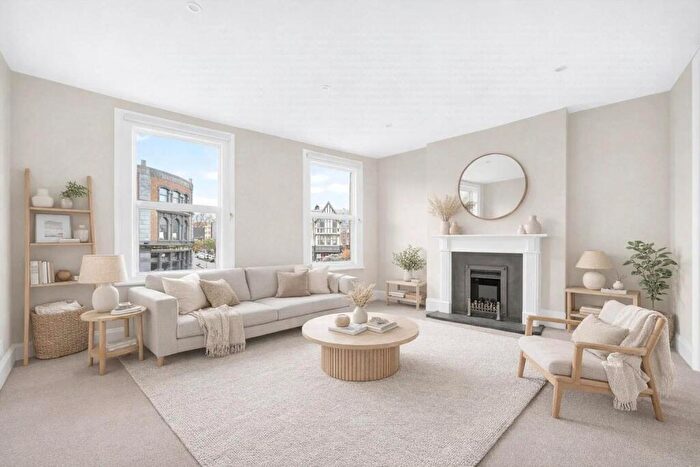 2 Bedroom Duplex To Rent In Lauriston Road, Victoria Park Village, London, E9