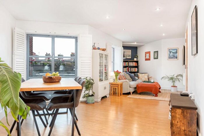 2 Bedroom Flat For Sale In Paynes Park, Hitchin, SG5