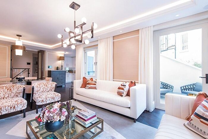3 Bedroom Flat To Rent In Prince Of Wales Terrace, London, W8