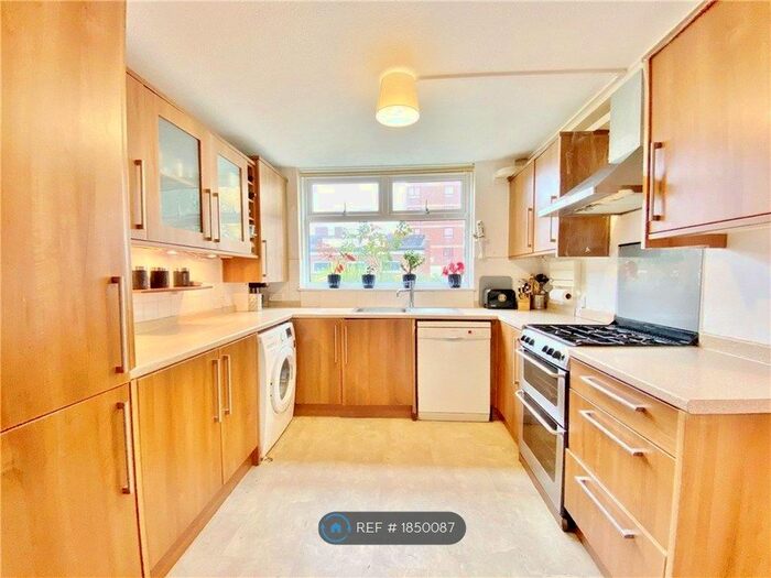 3 Bedroom Flat To Rent In Benson Close, Hounslow, TW3