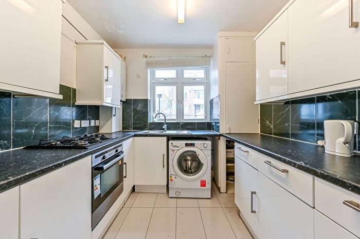 3 Bedroom Flat To Rent In Cornwallis Road, Holloway, London, N19