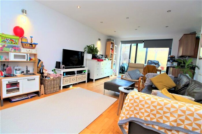 3 Bedroom Detached House To Rent In Lincoln Mews, London, N15