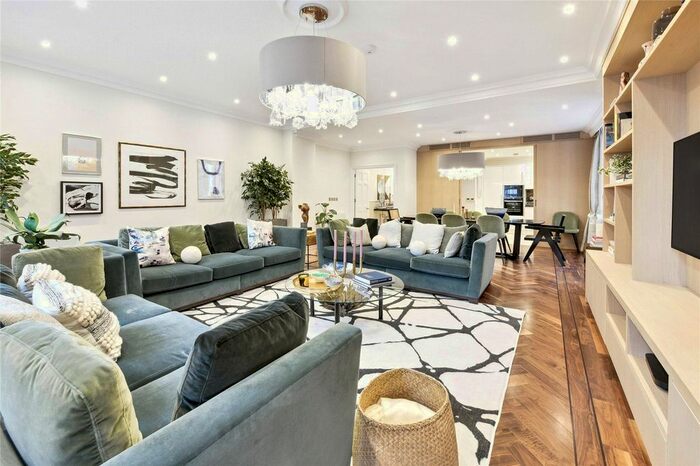 3 Bedroom Flat To Rent In Stratton Street, Mayfair, W1J