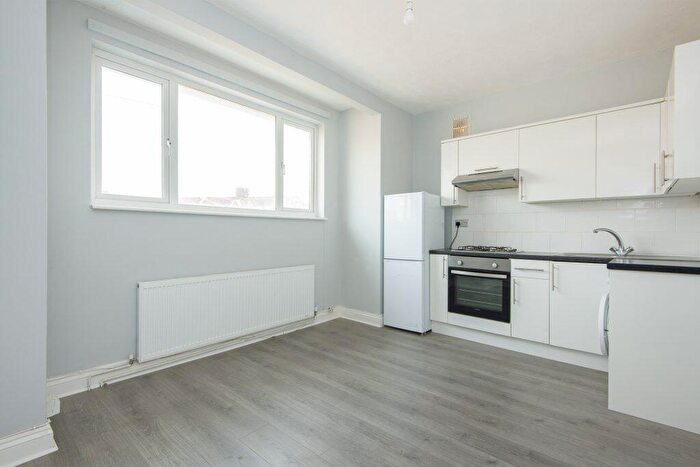 2 Bedroom Flat To Rent In Oval Road South, Dagenham, Essex, RM10