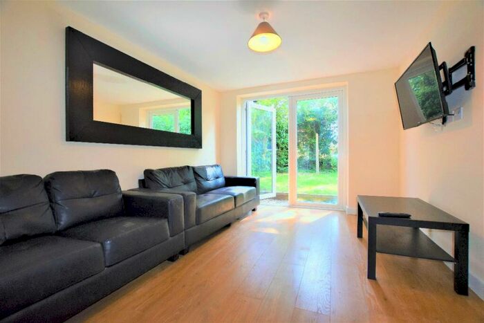 5 Bedroom Semi-Detached House To Rent In Bed Student Home - Godden Road, Ukc, CT2