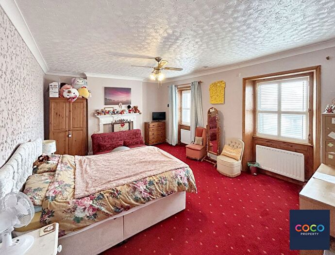 5 Bedroom End Of Terrace House For Sale In Albion Crescent, Portland, DT5