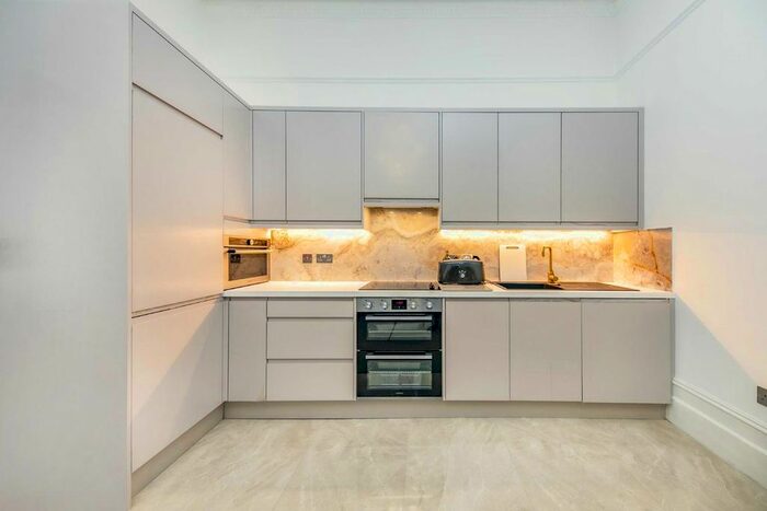 2 Bedroom Flat To Rent In Castletown Road, London, W14