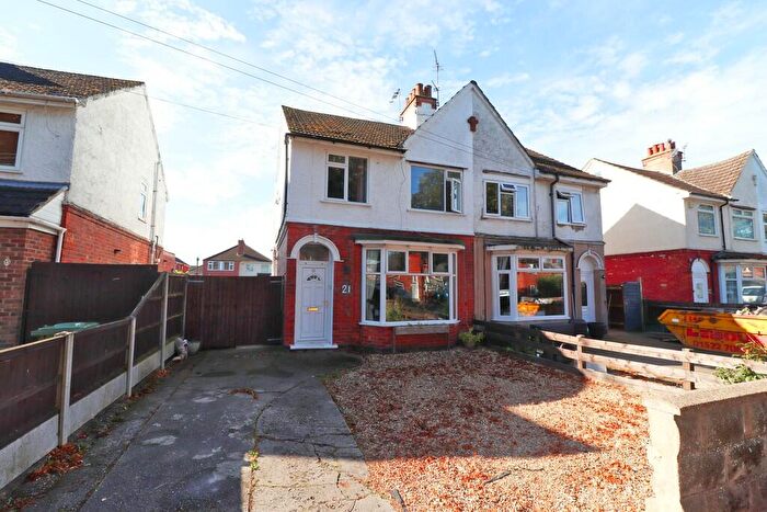 3 Bedroom Semi-Detached House For Sale In St. Andrews Drive, Lincoln, LN6