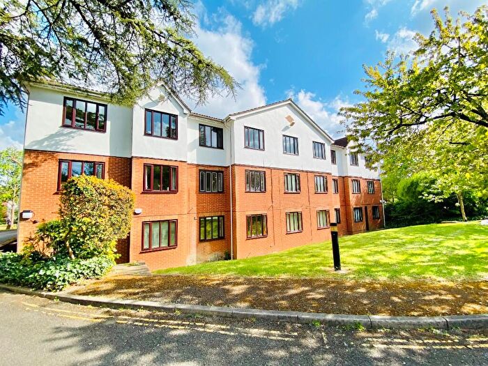 2 Bedroom Apartment For Sale In Lyonsdown Road, New Barnet, EN5