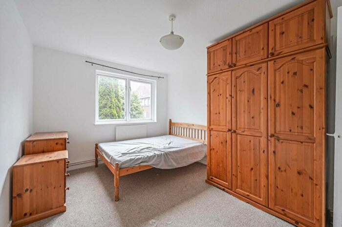 3 Bedroom Flat To Rent In Crofts Street, Tower Hamlets, London, E1