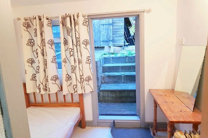 1 Bedroom Flat To Rent In Pavilion Way, Burnt Oak, Edgware, HA8