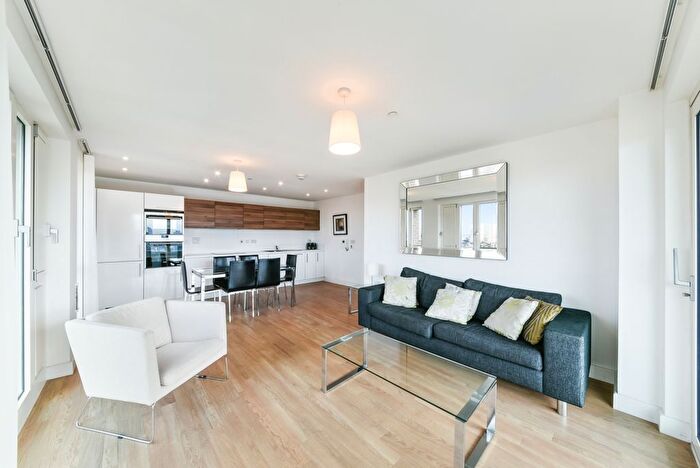 3 Bedroom Flat To Rent In Jefferson Plaza, Bow, London, E3