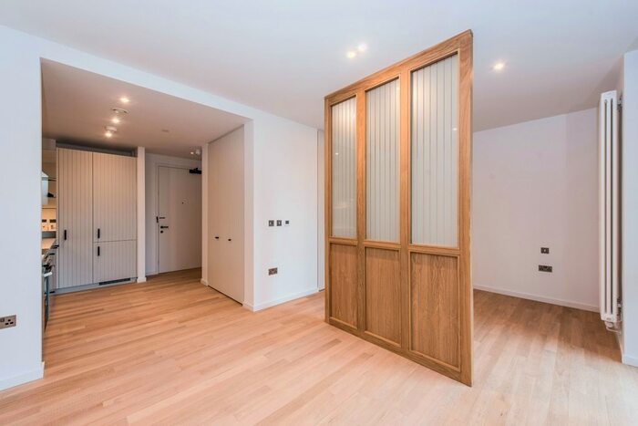 1 Bedroom Flat To Rent In Brent Way, Brentford, TW8