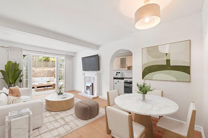 2 Bedroom Flat For Sale In Munster Road, Fulham, SW6