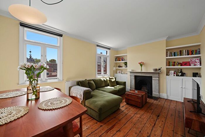 2 Bedroom Flat For Sale In Crouch Hill, London, N4