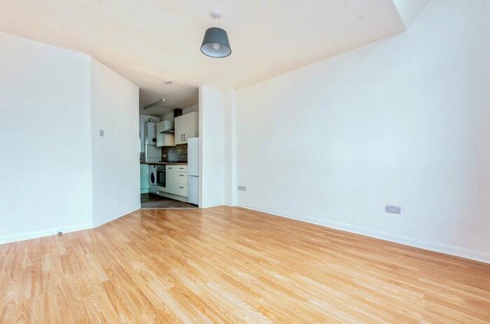 1 Bedroom Flat To Rent In Blenheim Grove Peckham, SE15