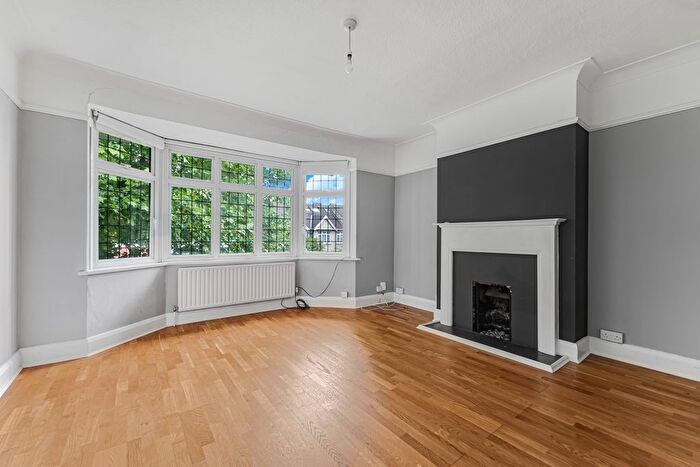 3 Bedroom Flat To Rent In Northfield Avenue, Ealing, London, W5