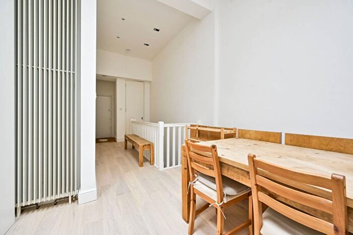 2 Bedroom Flat To Rent In Bramham Gardens, Earls Court, London, SW5