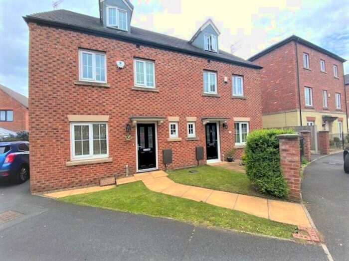 4 Bedroom Semi-Detached House To Rent In Wet Earth Green, Manchester, M27