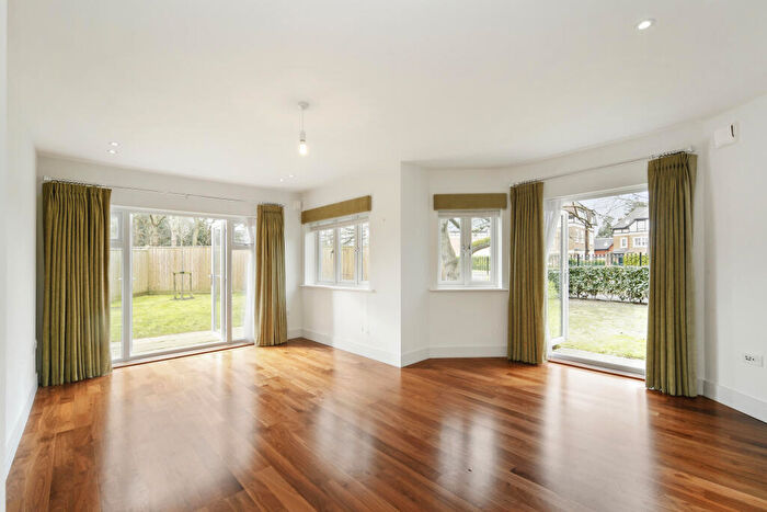 2 Bedroom Flat To Rent In Rouse Close, Weybridge, KT13